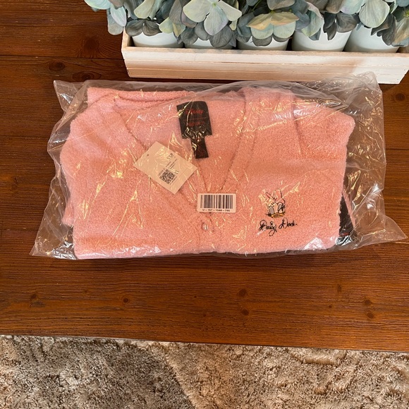 NWT Disney Forever 21 Daisy pink plush romper with pearl buttons  women’s small - Picture 12 of 12